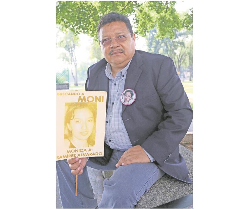 Martín Villalobos relata que Mónica Alejandrina salió de su casa para ir a la FES Iztacala de la UNAM para entregar un trabajo escolar; sin embargo, ya no la volvieron a ver. Foto/CARLOS MEJÍA. EL UNIVERSAL