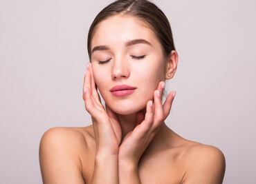 Cómo usar un dispositivo de microcorrientes para tonificar el rostro