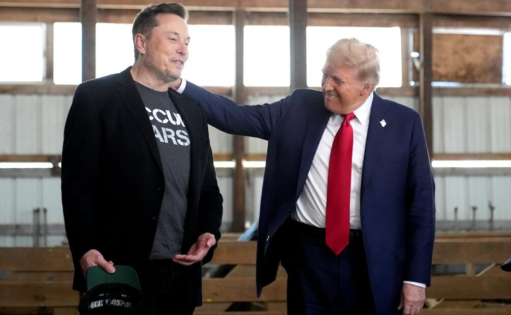 Elon Musk, izquierda, CEO de Tesla y SpaceX, se presenta en un acto de campaña de Donald Trump, entonces candidato republicano a la presidencia, el 5 de octubre de 2024, en Butler, Pensilvania. Foto: AP
