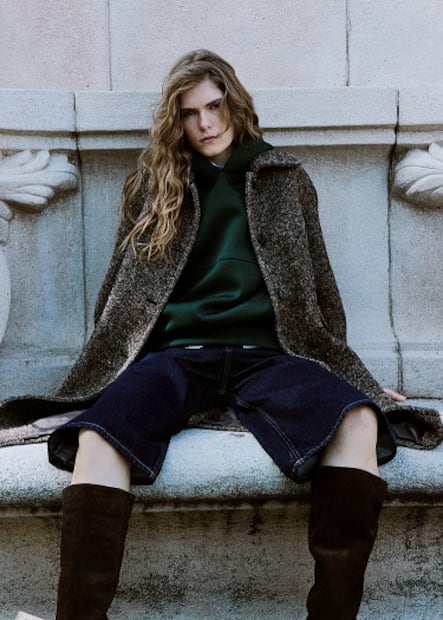 El abrigo y la sudadera hacen una dupla increíble. Foto: Especial, Mango