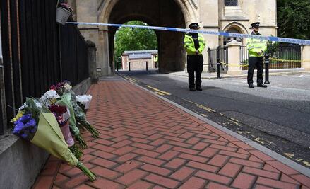 Policía británica considera "terrorista" ataque con cuchillo que dejó tres muertos