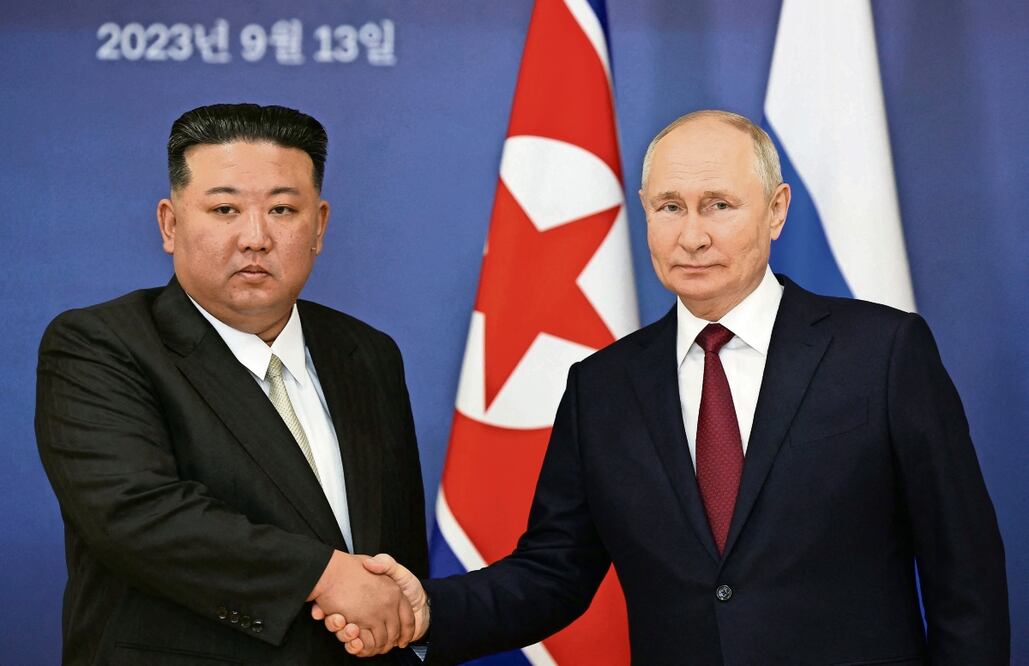 El líder de Corea del Norte, Kim Jong-un, con el presidente de Rusia, Vladimir Putin, durante su reunión en el cosmódromo de Vostochny, en la región rusa de Amur, Siberia. Foto: AFP