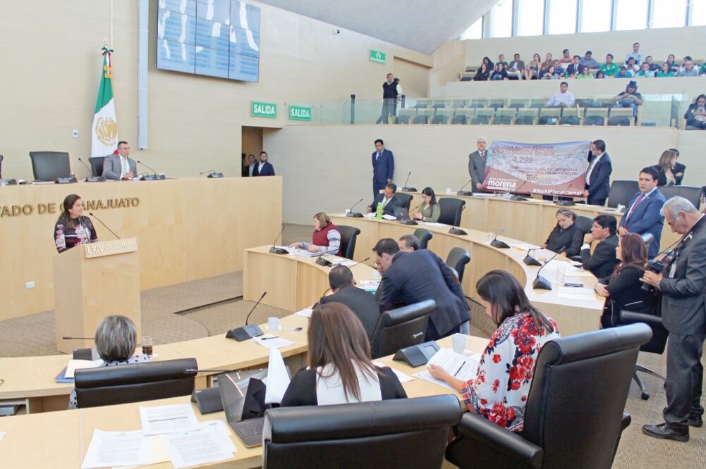 En el Congreso local, líderes y simpatizantes del PVEM y legisladores de Morena repudiaron la imposición de Zamarripa como “fiscal carnal”. Foto: ESPECIAL