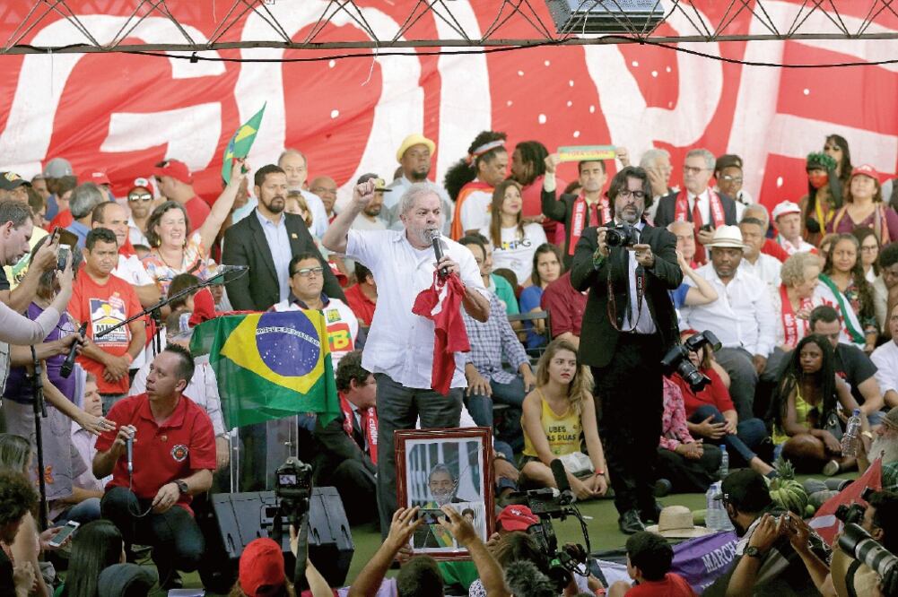 El ex presidente brasileño Luiz Inacio Lula da Silva (centro), al encabezar ayer un acto con sindicatos y activistas sociales en favor de Dilma, en Brasilia (ERALDO PERES. AP)