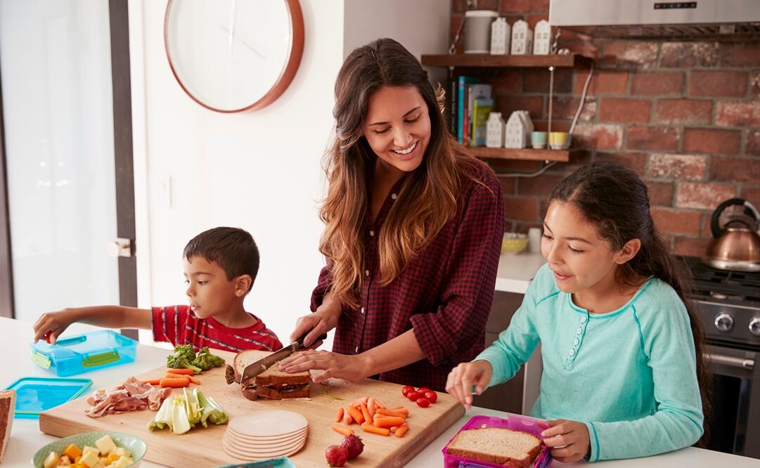 Preparar sus alimentos es una manera sencilla y divertida de mantener a los chicos ocupados./ Fotos: Istockphoto