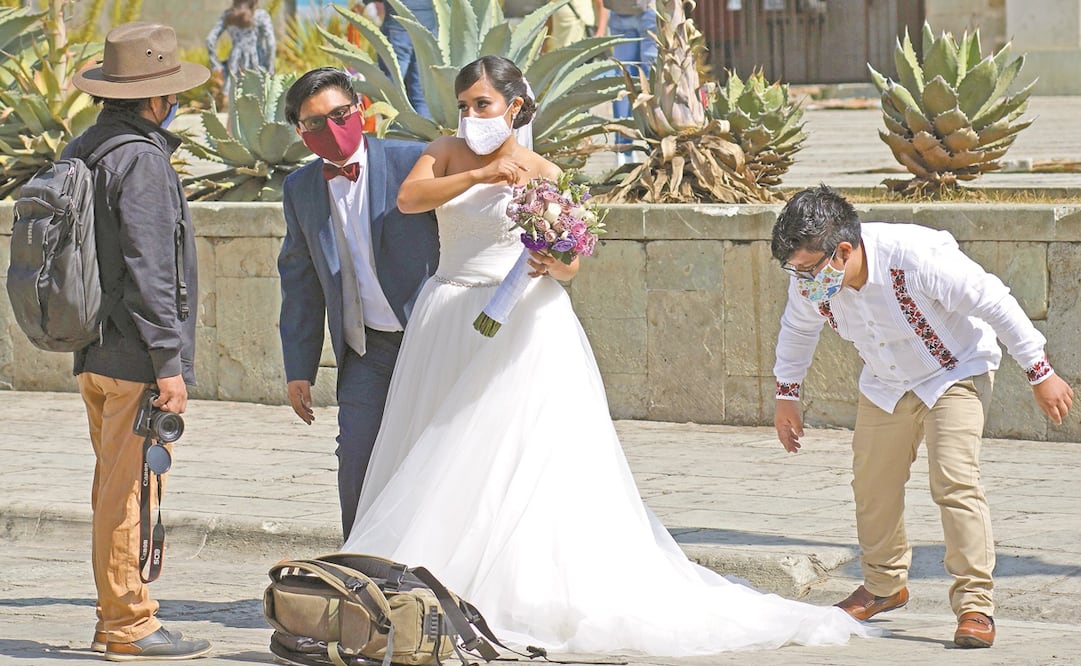 Mientras el mensaje de las autoridades sonaba en los altavoces, turistas paseaban y hasta hacían una sesión de fotos de boda. Foto: Edwin Hernández. EL UNIVERSAL