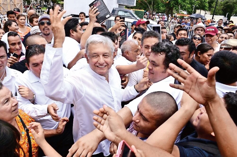 Andrés Manuel López Obrador, líder de Morena, dijo ante más de mil seguidores que respetarán la libertad de credo y a los empresarios (CUAUHTÉMOC MORENO. EL UNIVERSAL)