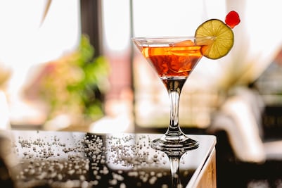 ¿Y si hoy te tomas un Manhattan? Conoce su historia 