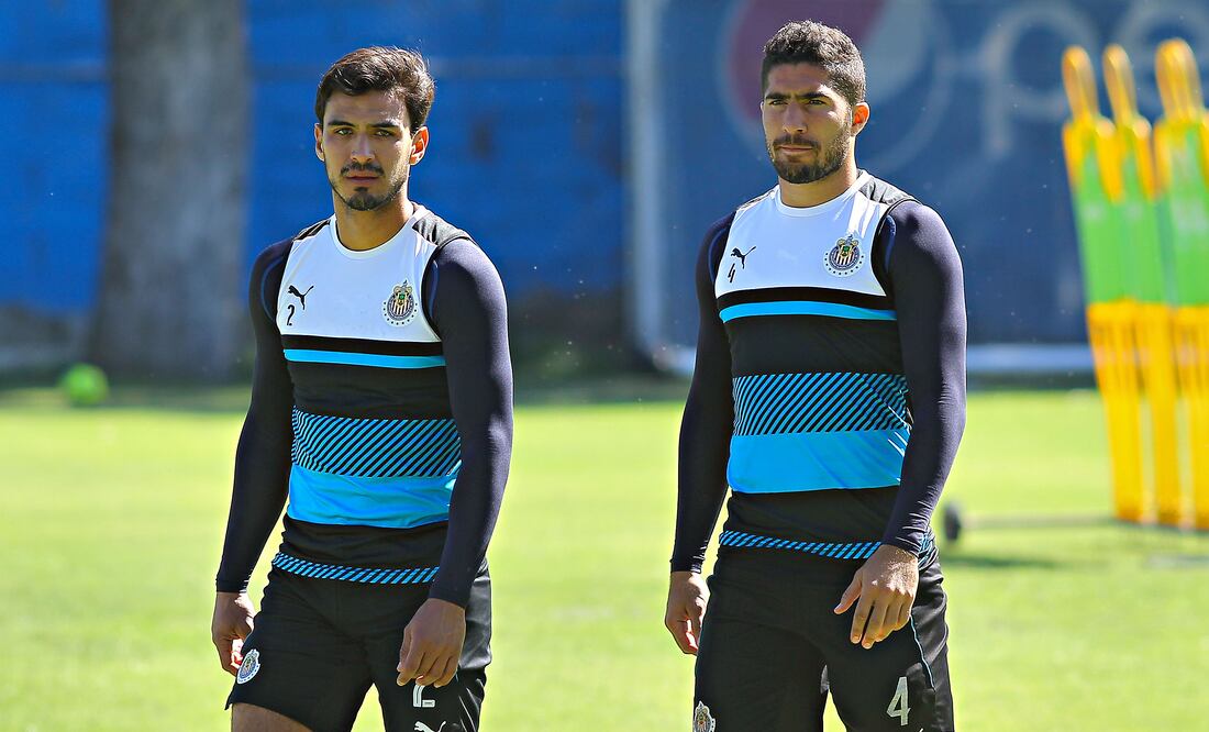 Imago7. Oswaldo Alanís y Jair Pereira en un entrenamiento con las Chivas.