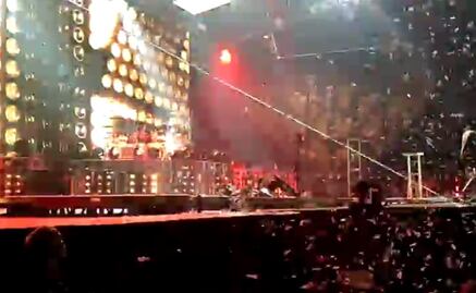 Gene Simmons "besó el suelo" en pleno concierto