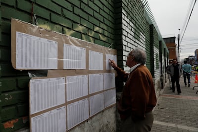 Abren colegios electorales en Colombia