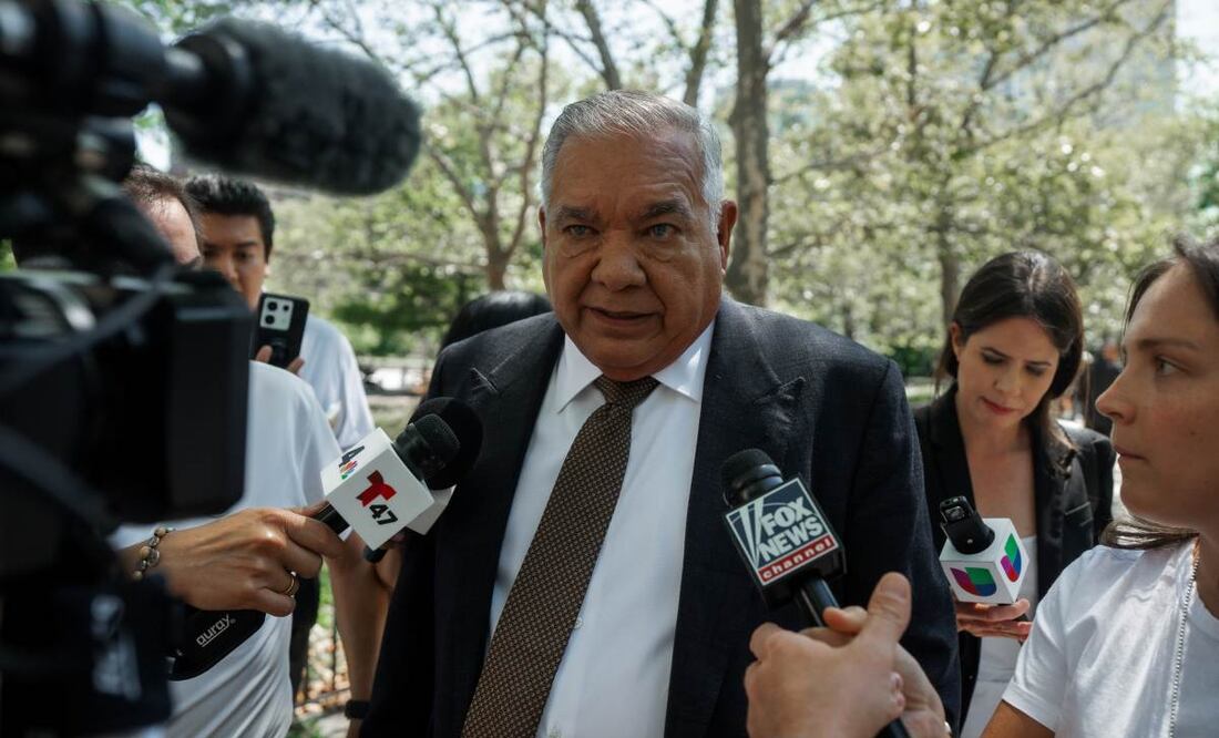 Frank A. Pérez, abogado de Ismael Zambada García, responde a las preguntas de los periodistas tras la audiencia de declaración de culpabilidad de su cliente, el fundador del cártel de Sinaloa, conocido como El Mayo, en el Tribunal de Distrito de los Estados Unidos para el Distrito Este de Nueva York, en Brooklyn, Nueva York, EE. UU., el 25 de agosto de 2025. García está acusado de dirigir una organización criminal, conspirar para cometer asesinatos y traficar cocaína, heroína y metanfetamina a través de la frontera con México. Foto: EFE