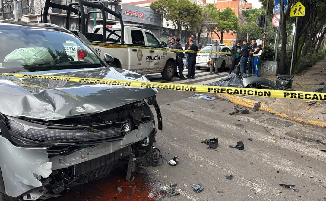 Motociclista muere tras choque con camioneta en la colonia Doctores; accidente genera afectaciones viales. Foto: Osmar Alvarado