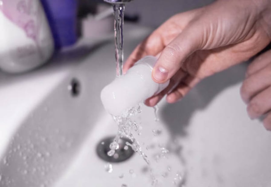 La piedra de alumbre se activa con agua y depués se debe secar muy bien. Foto: Unsplash