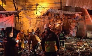 Bomberos reportan control del 70% del incendio en inmediaciones del Mercado Sonora; cuatro edificios fueron dañados por el fuego