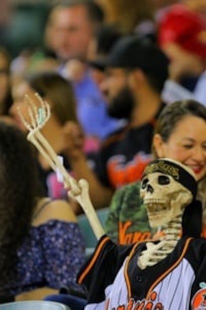 Rufino, la "Calaca Beisbolera" aficionada de Los Naranjeros