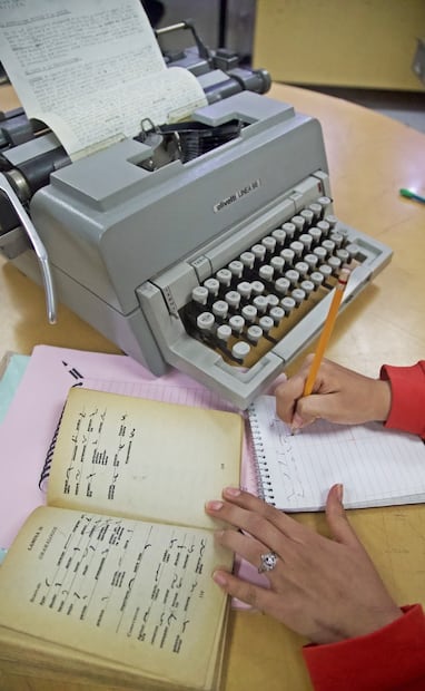 La escritura con taquigrafía puede alcanzar las 200 palabras por minuto, ideal para labores administrativas, periodísticas o académicas. Foto: Germán Espinosa/EL UNIVERSAL.
