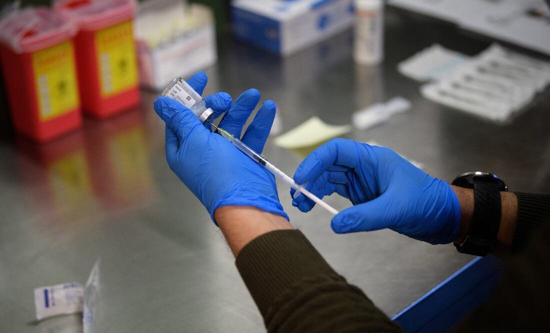 Dosis de uno de los antígenos contra el SARS-CoV-2. Foto: EFE / Philipp Gelland