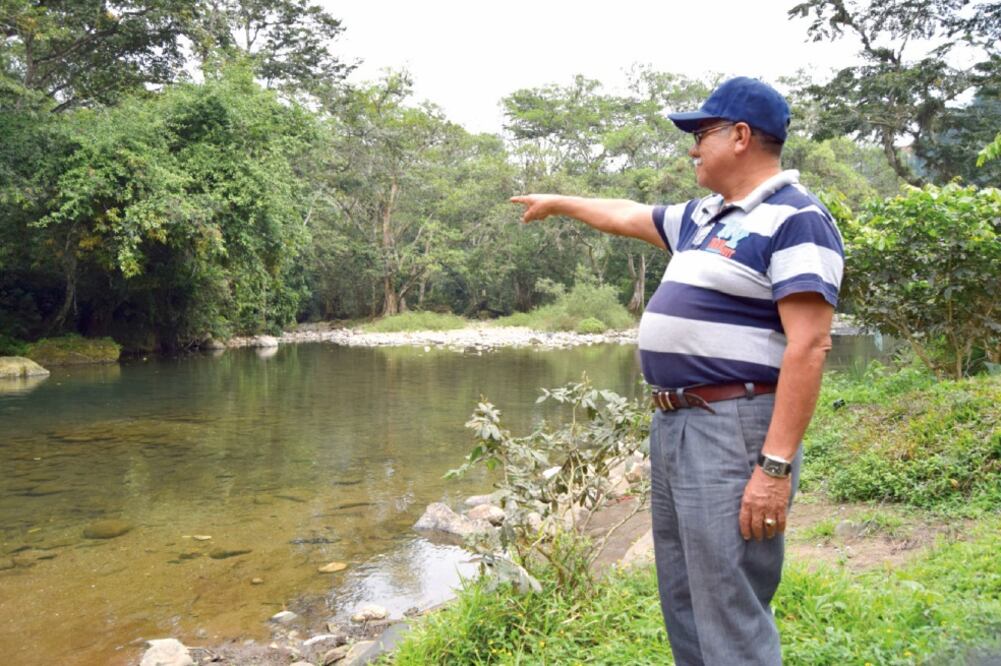 Don Francisco Román Gaspar, quien tiene 70 años de vivir en la comunidad General Miguel Alemán del municipio de Atoyac, afirma que la mayoría de las poblaciones cercanas a la cuenca sufrirán de desabasto del líquido (PATRICIA MORALES. EL UNIVERSAL)