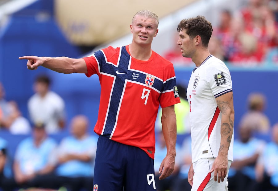 Erling Haaland y John Stones con las selecciones de Noruega e Inglaterra, respectivamente, durante los Cuartos de Final del Mundial de 2026 - Foto: AFP