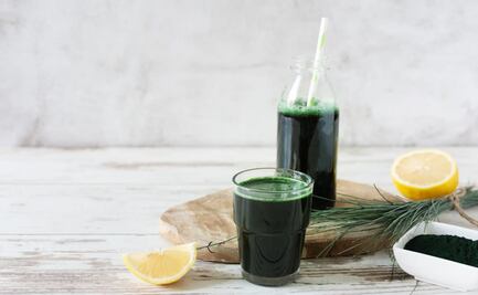 Prepara agua de limón con alga espirulina