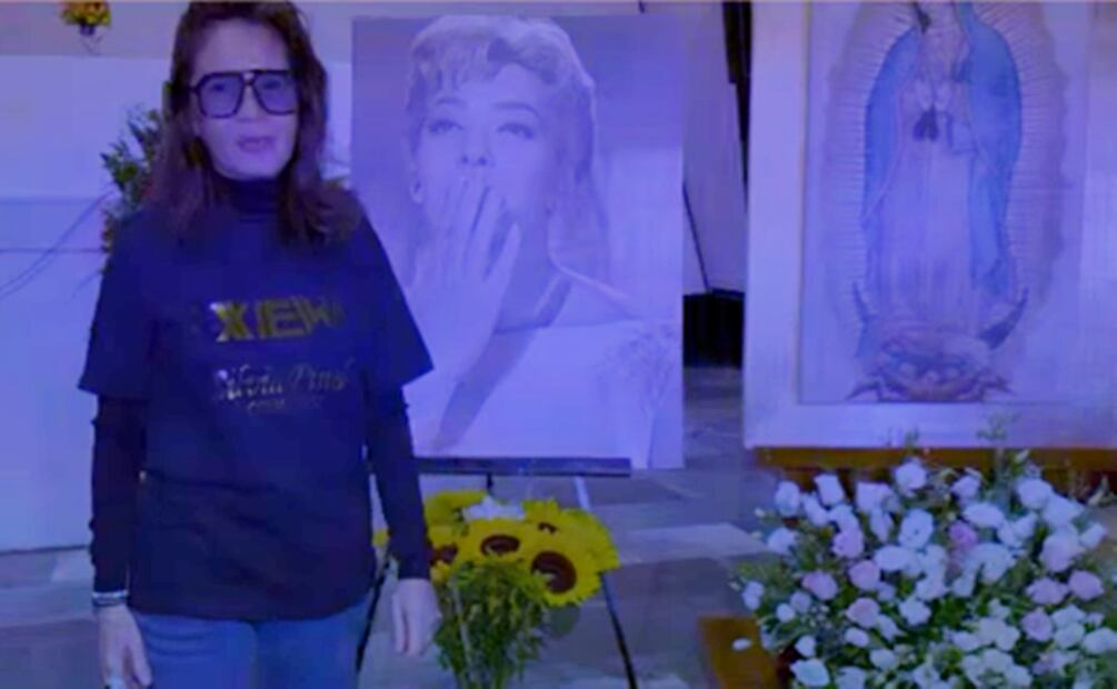Yolanda Andrade asiste a misa dedicada a la fallecida actriz Silvia Pinal, quien fuera su amiga.