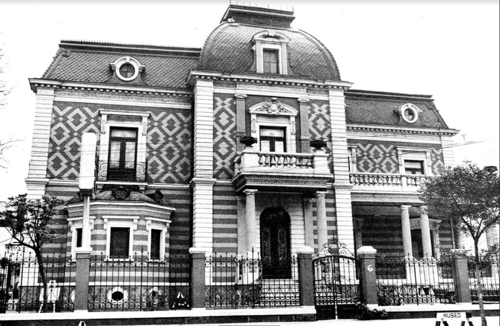 Una fotografía del Museo de Cera, ubicado en la calle de Londres número 6, poco después de su apertura en 1979. Esta emblemática residencia, construida en 1904 por el arquitecto Antonio Rivas Mercado, es todo un referente de la colonia Juárez y su notable arquitectura. Crédito: Col. Villasana-Torres