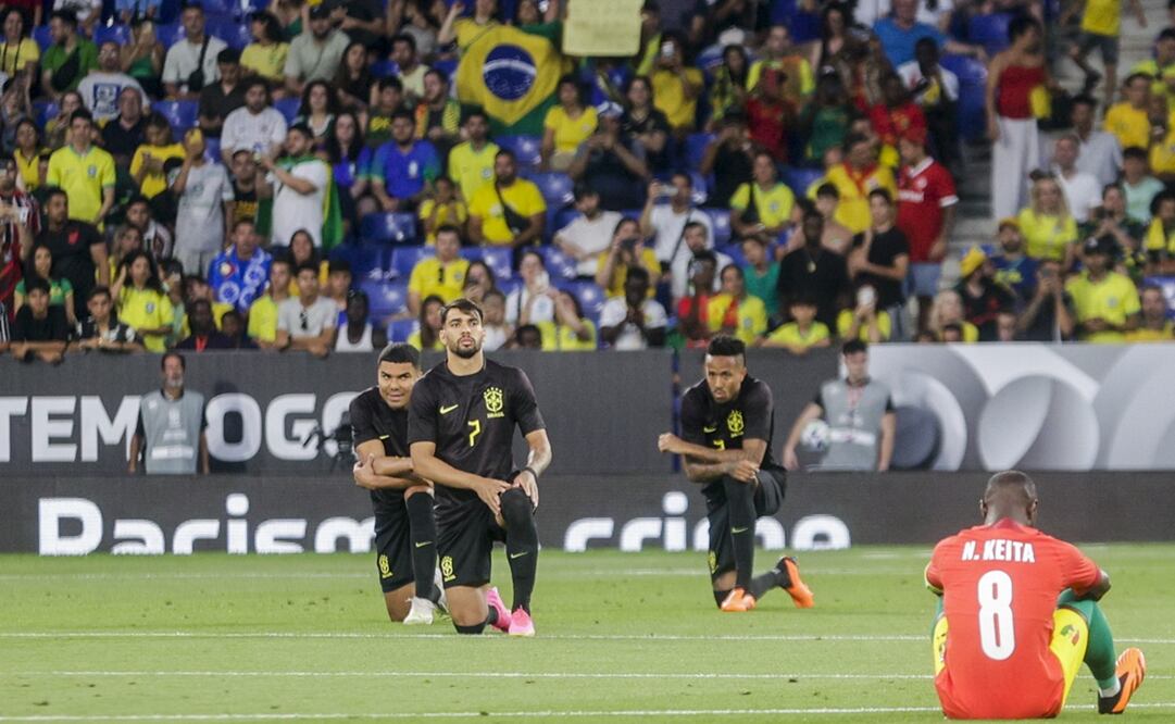 La Selección de Brasil arrodillada con la camiseta negra / Foto: EFE