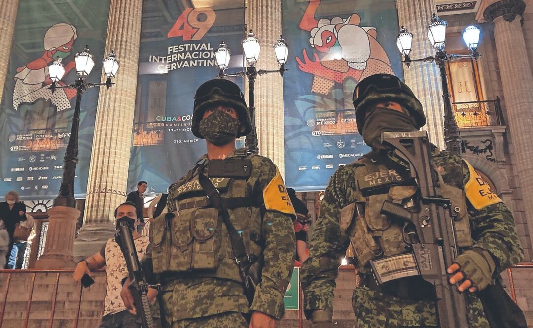 En las últimas ediciones del Festival Internacional Cervantino ha sido común la presencia de cuerpos de seguridad en las calles. Archivo El Universal