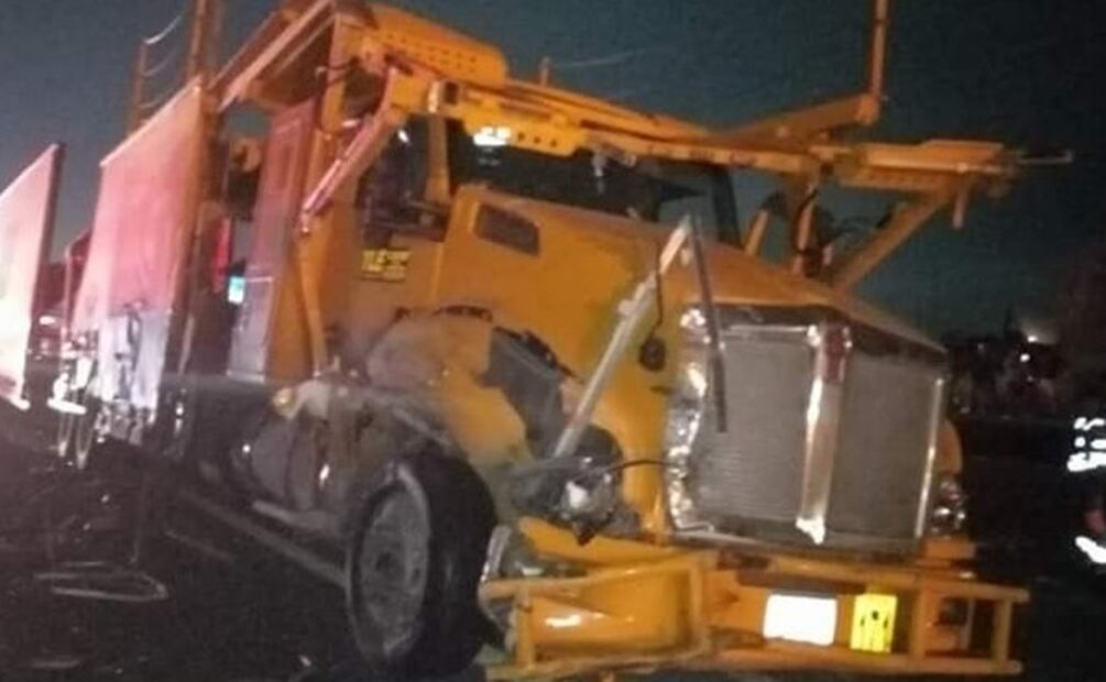 Choque de tráiler y autobús deja saldo de 20 softbolistas lesionadas. Foto: Especial