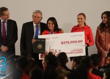 No nos colgamos sus medallas, AMLO a deportistas