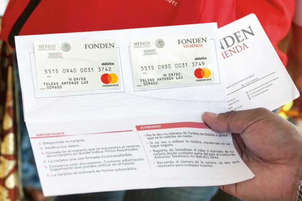 Apoyo a damnificados. Autoridades federales han entregado 160 mil tarjetas del Fonden y más de 56 mil tarjetas del Fonden Vivienda. Foto: ARCHIVO EL UNIVERSAL