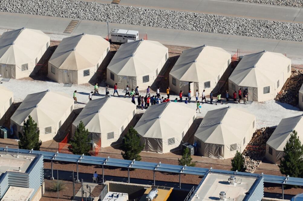 Niños migrantes, muchos de ellos separados de sus padres, en el nuevo campamento instalado por las autoridades de EU en Tornillo, Texas (/MIKE BLAKE. REUTERS)