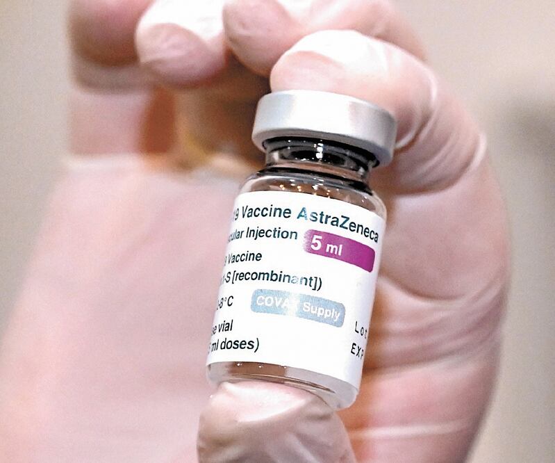 A México podrían llegar antígenos producidos por AstraZeneca, avalados por la OMS. Foto: VANO SHLAMOV. AFP  