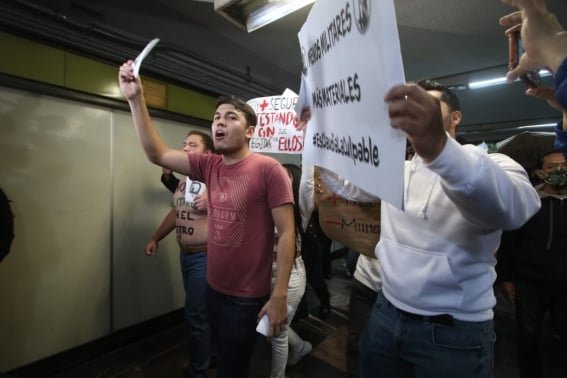 VIDEO: “No son accidentes es el Estado”, jóvenes perredistas protestan contra GN en el Metro