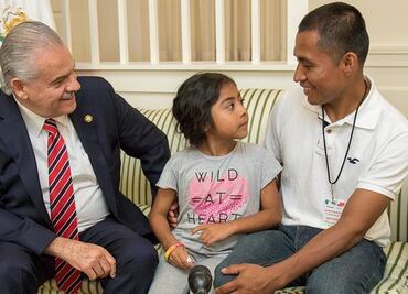 Niña que pidió al Papa por migrantes se reúne con Basáñez