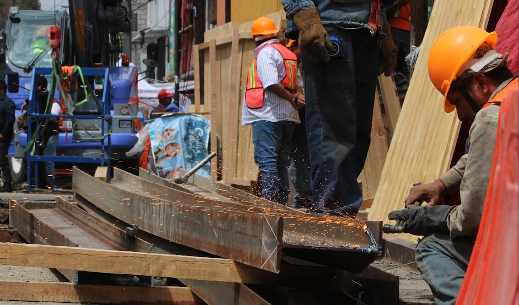 El socavón que se formó en la colonia Renovación en la alcaldía Iztapalapa aumentó de diámetro al pasar de cinco a 10 metros, por lo que se evacuó a 27 personas y se afectó 125 casas, el 16 de septiembre d e2025. Foto: Darío Luna/EL UNIVERSAL