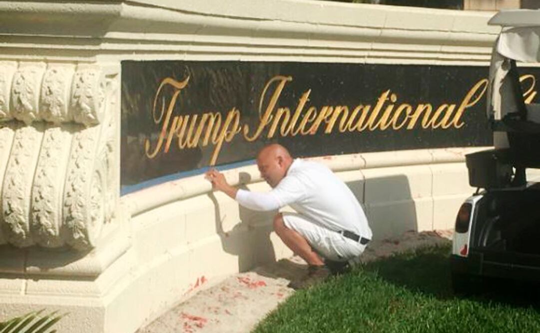 Una fotografía colocada en el sitio de Internet del periódico The Palm Beach Post mostró a un trabajador limpiando la pintura roja esta mañana (Foto: AP)