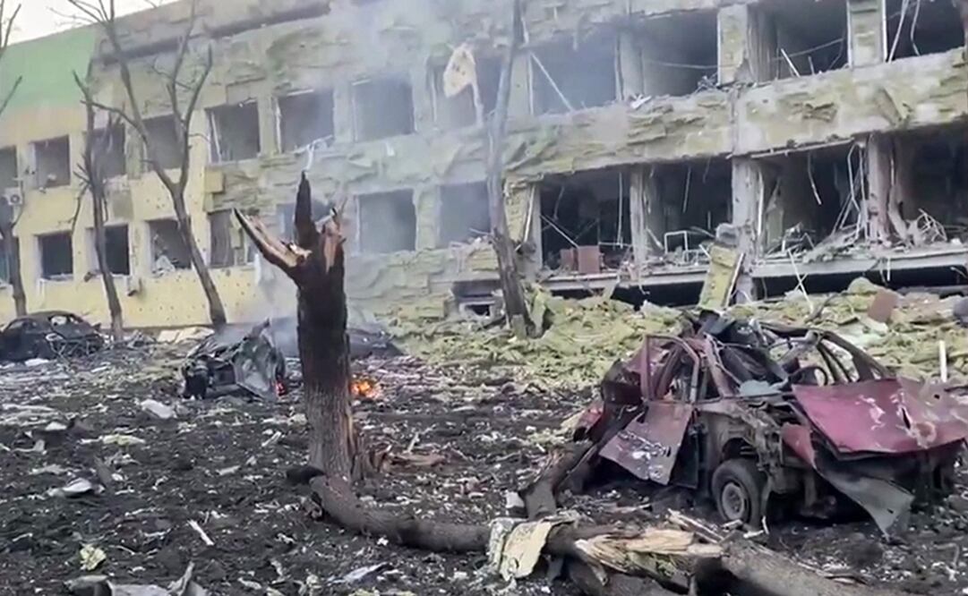 Edificio dañado de un hospital infantil, automóviles destruidos y escombros en el suelo luego de un ataque aéreo. Foto: AFP