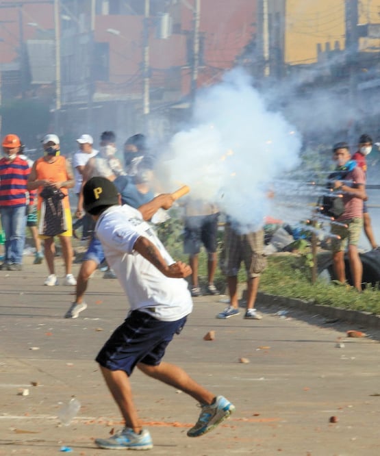 Seguidores y opositores al gobierno de Evo Morales se enfrentaron ayer en la ciudad de Santa Cruz. JUAN CARLOS TORREJÓN. EFE