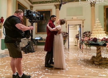 La serie "Bridgerton" seguirá siendo hermosa y exitosa, asegura su creadora