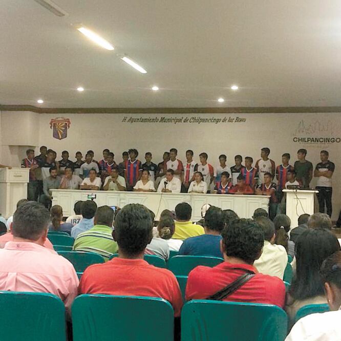 El alcalde de Chilpancingo, Antonio Gaspar Beltrán, se reunió con jugadores y padres de familia para abordar la falta de recursos. ARTURO DE DIOS PALMA. EL UNIVERSAL