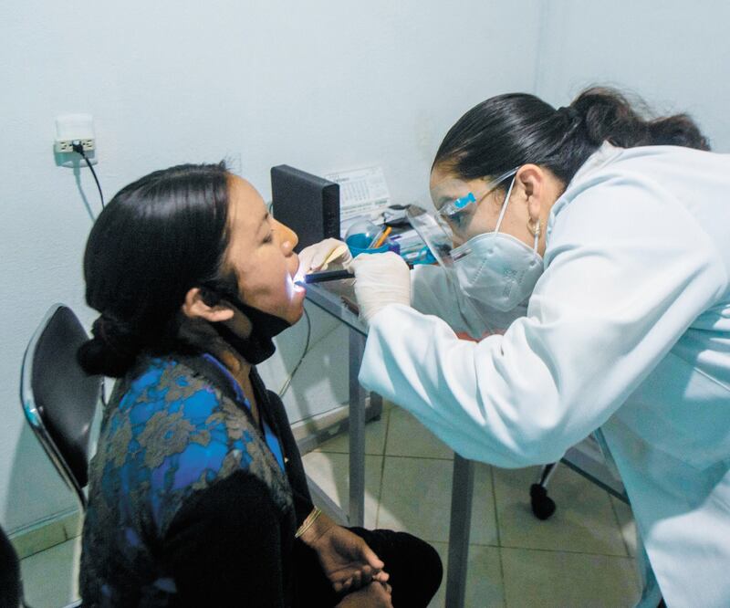 Las estimaciones de la epidemia activa se mantienen en descenso, con 67 mil 536 casos activos, es decir, personas que contrajeron el virus en los últimos 14 días y aún pueden transmitirlo. Foto: AFP