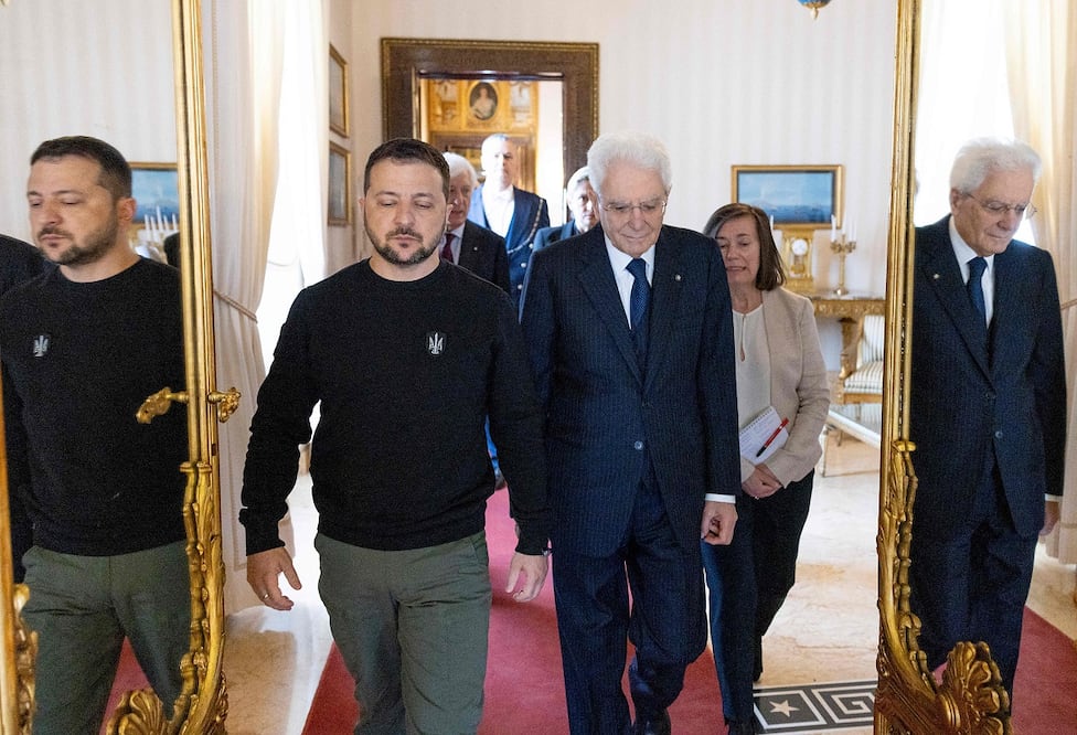 El mandatario ucraniano Volodimir Zelensky, con el presidente italiano Sergio Mattarella, en el palacio presidencial del Quirinale en Roma. Foto: AFP