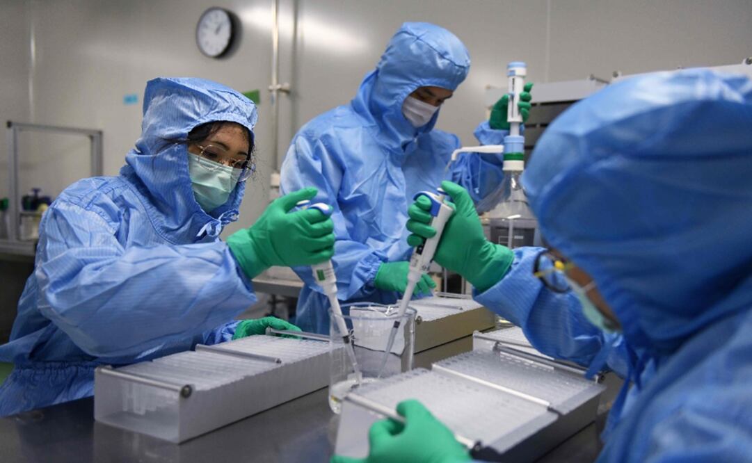 This photo taken on April 9, 2020 shows technicians making medical test kits in a lab - Photo: Greg Baker/AFP