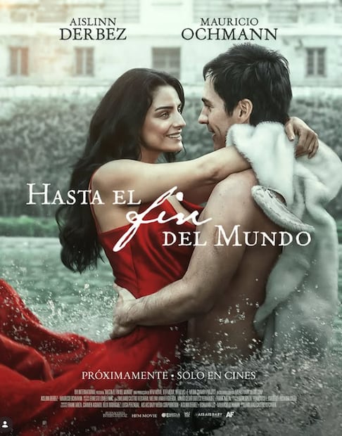 Aislinn Derbez y Mauricio Ochmann en el póster de la película “Hasta el Fin del Mundo”.