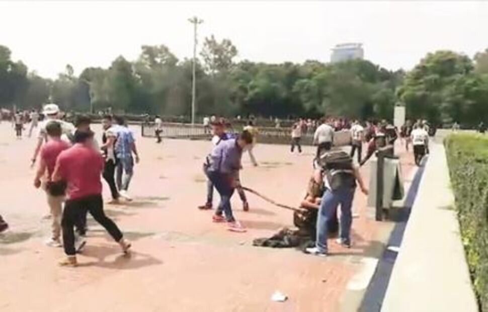 Porros de la UNAM reviven varas de “halcones” del 71