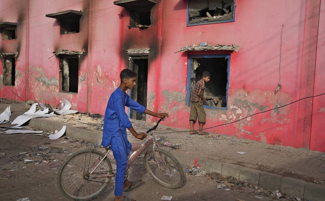 Jóvenes miran una iglesia atacada por una turba de musulmanes enojados en Jaranwala, cerca de Faisalabad, Pakistán, el jueves 17 de agosto de 2023. Foto: AP
