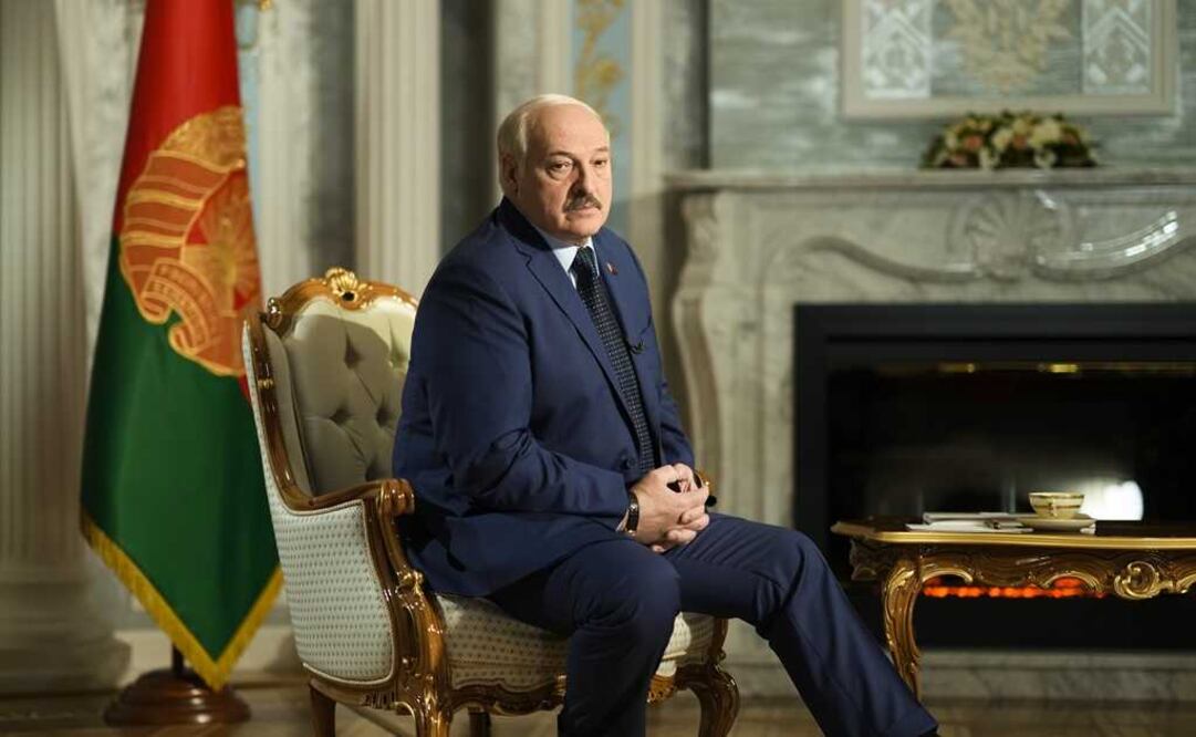 Presidente de Bielorrusia, Alexander Lukashenko, escucha preguntas durante una entrevista con AP en el Palacio de la Independencia en Minsk. Foto: AP 