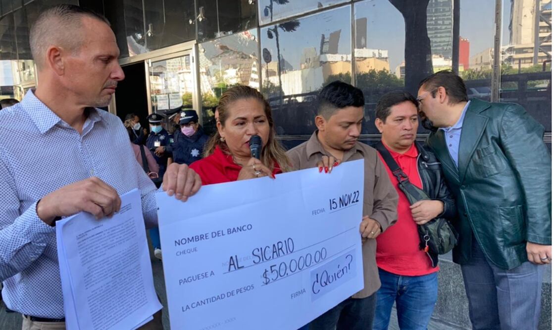 A las afueras de la FGR simuló portar un cheque donde se ofrece una cantidad de 50 mil pesos para pagar a un sicario. Foto: especial